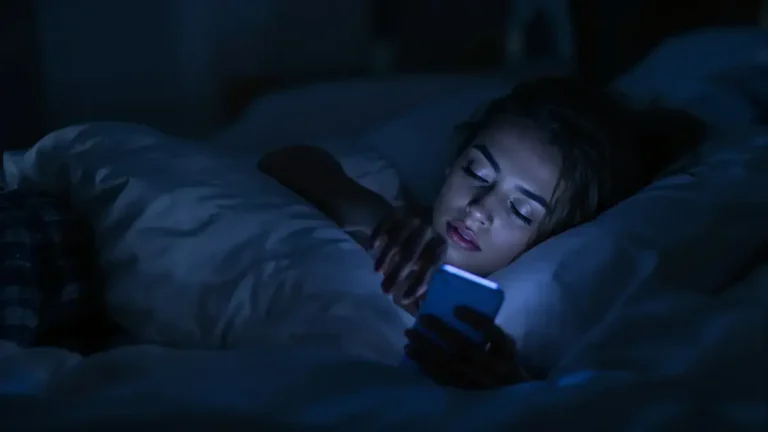 Je telefoon ’s nachts op je nachtkastje leggen brengt een risico met zich mee dat velen negeren